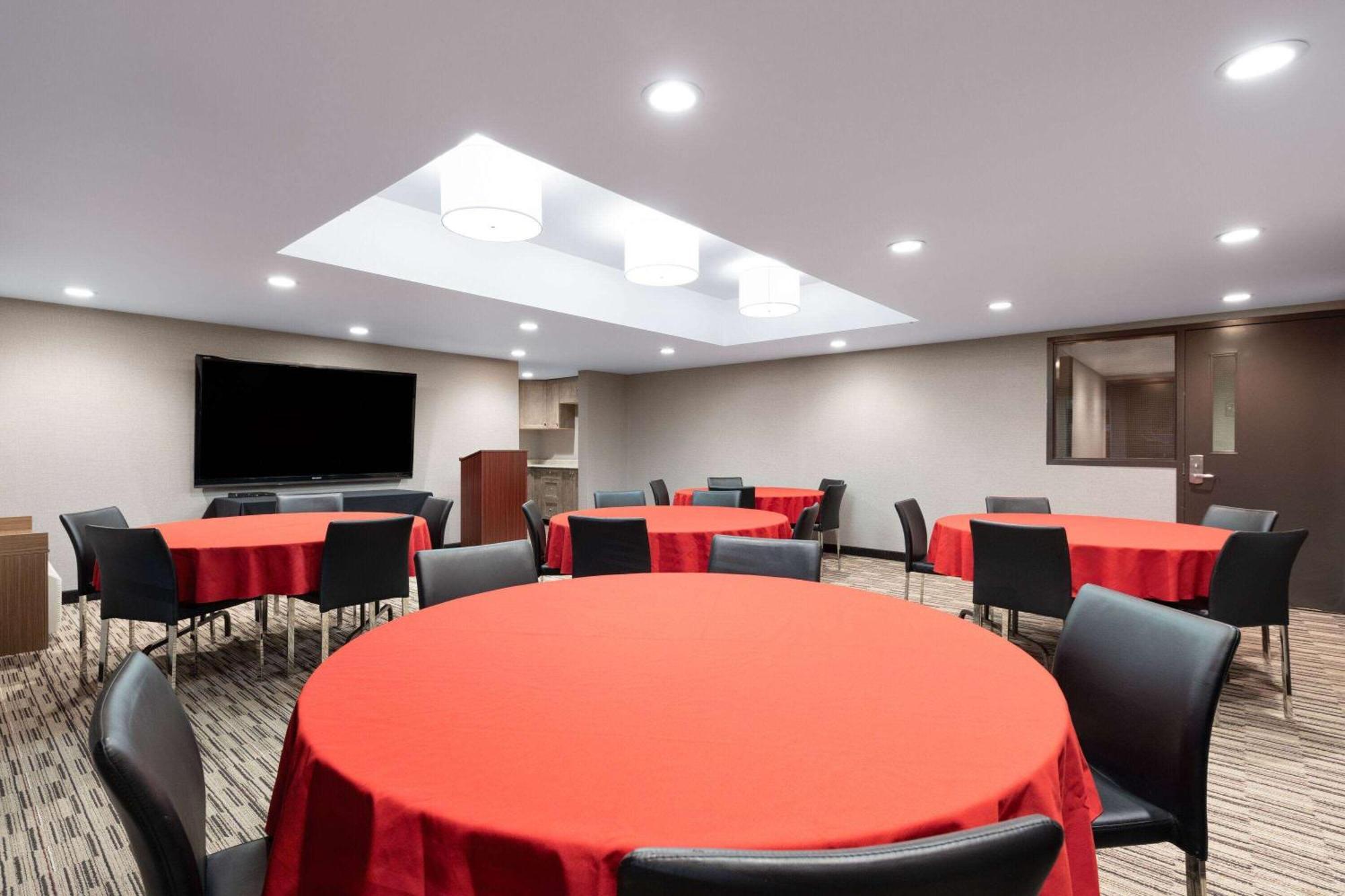 Microtel Inn & Suites By Wyndham Kirkland Lake Exteriör bild