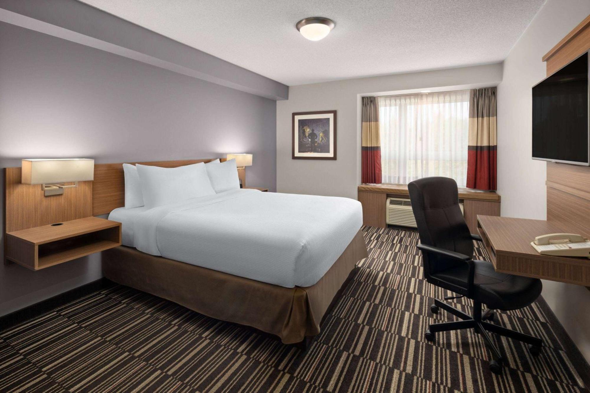 Microtel Inn & Suites By Wyndham Kirkland Lake Exteriör bild
