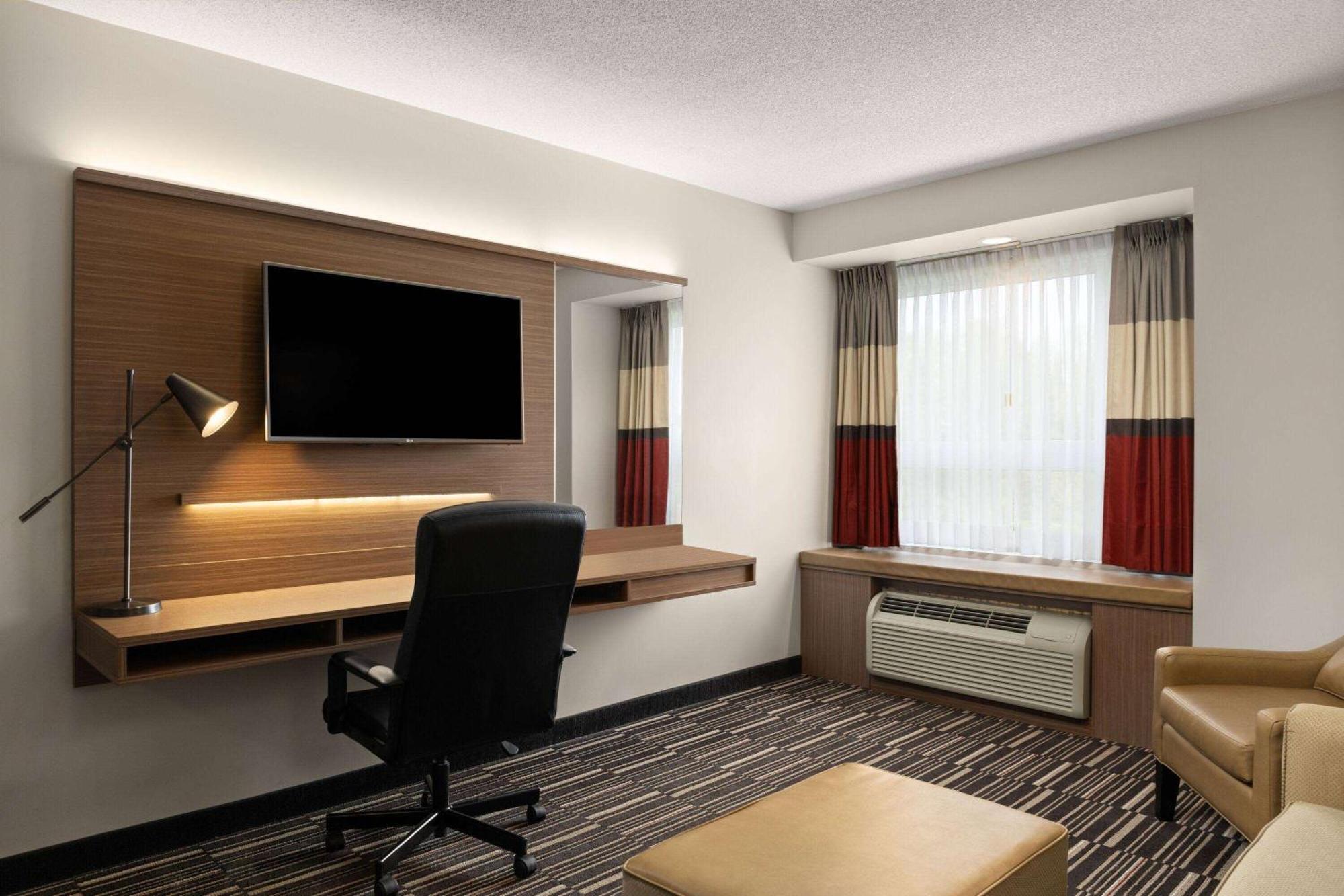 Microtel Inn & Suites By Wyndham Kirkland Lake Exteriör bild