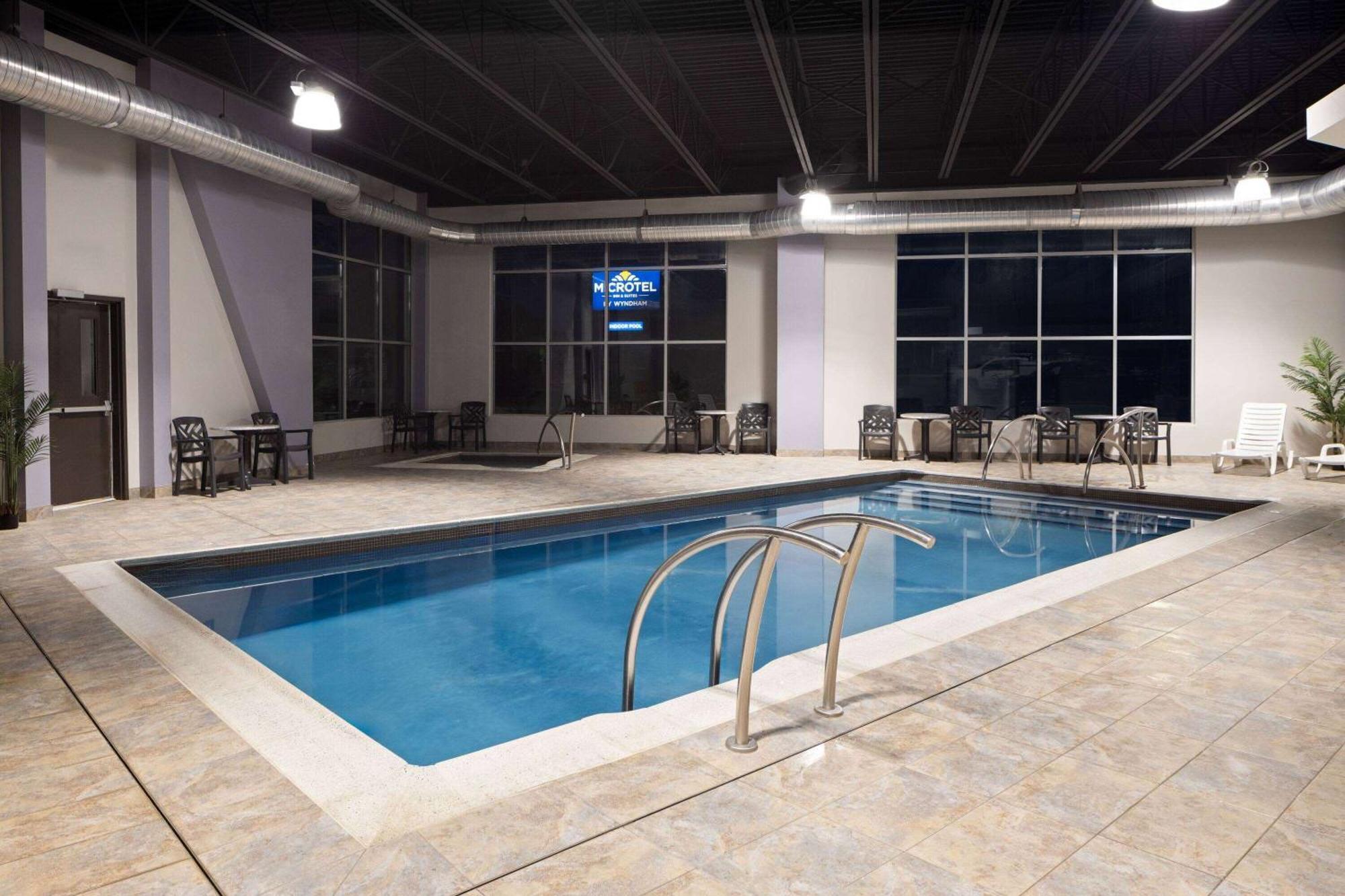Microtel Inn & Suites By Wyndham Kirkland Lake Exteriör bild