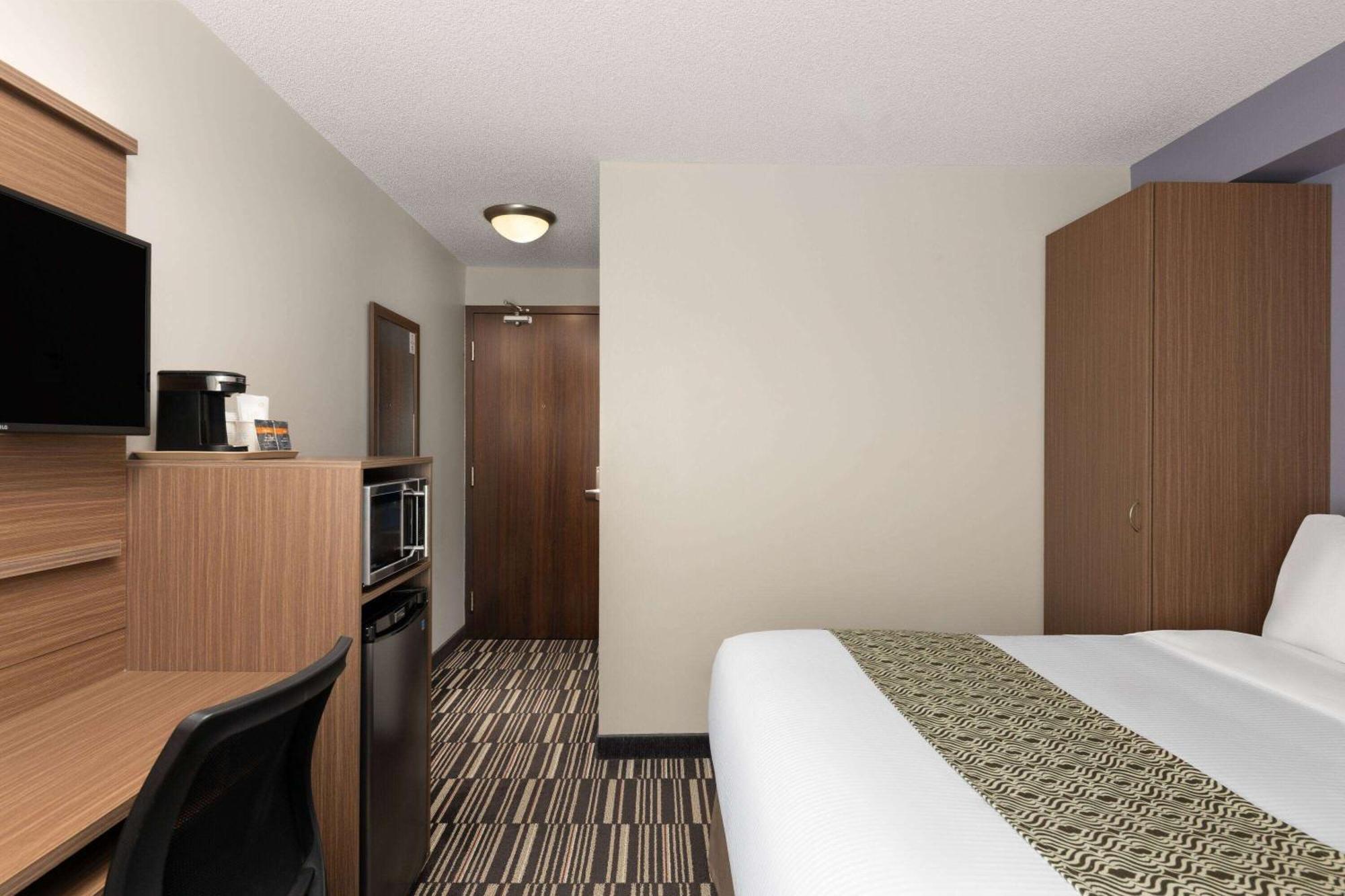 Microtel Inn & Suites By Wyndham Kirkland Lake Exteriör bild