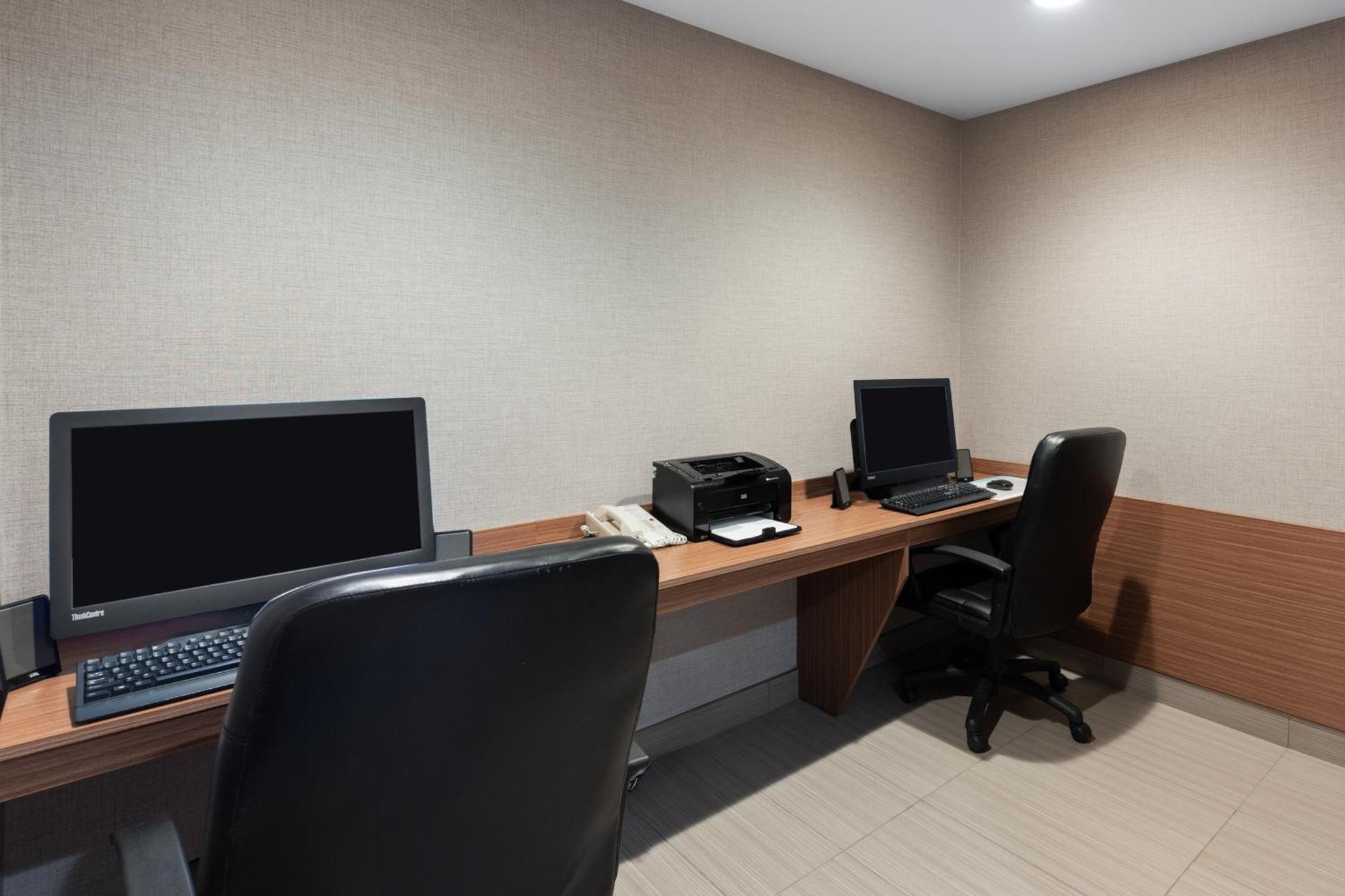 Microtel Inn & Suites By Wyndham Kirkland Lake Exteriör bild